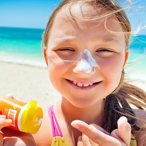 کودکان در حال استفاده از کرم ضد آفتاب